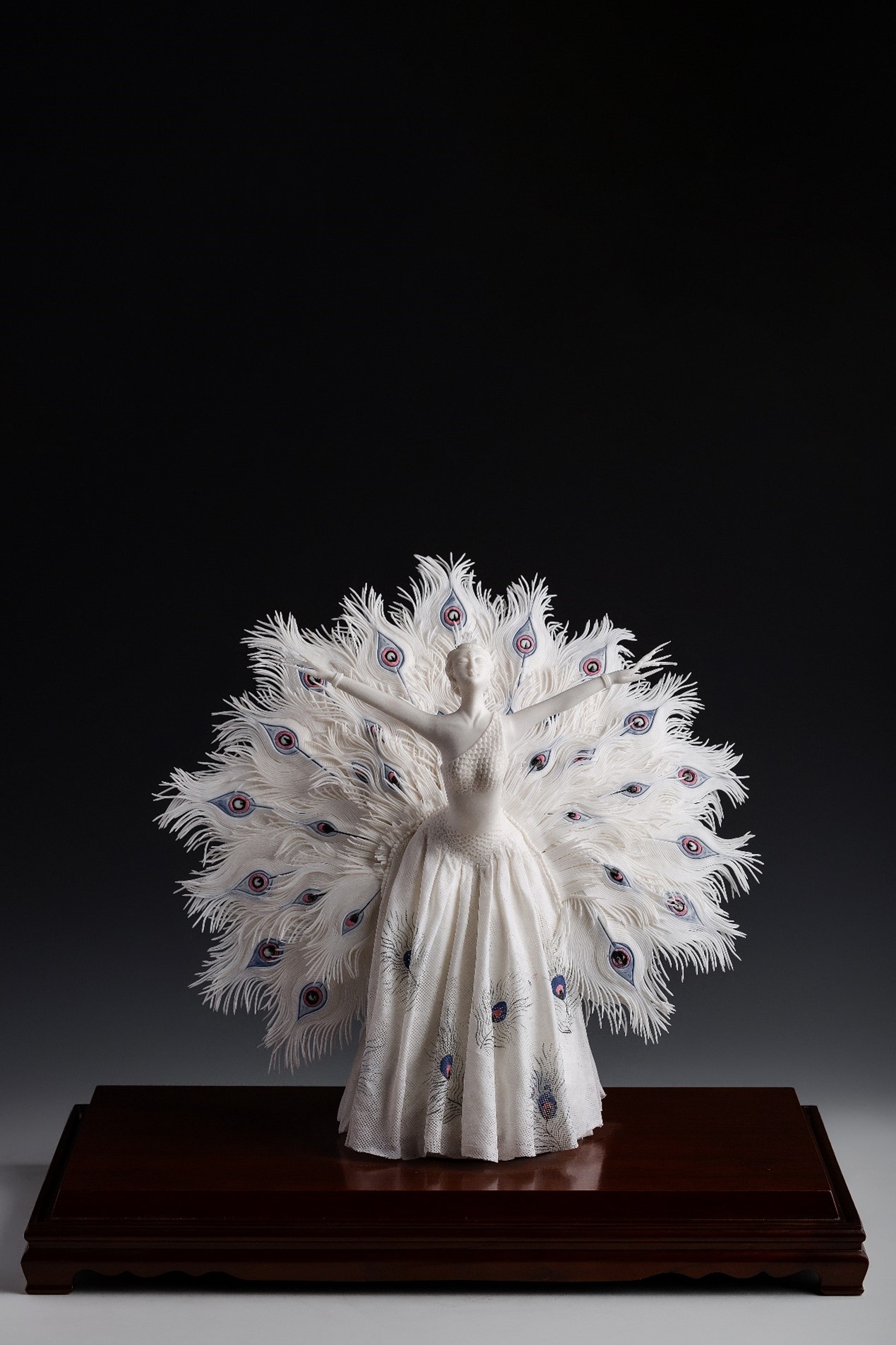 <h2>雀羽生辉</h2><p>作者：林灵月</p><p>创作年代：2022年</p><p>规格：40cm×30cm×40cm</p><p>品类：陶瓷</p>